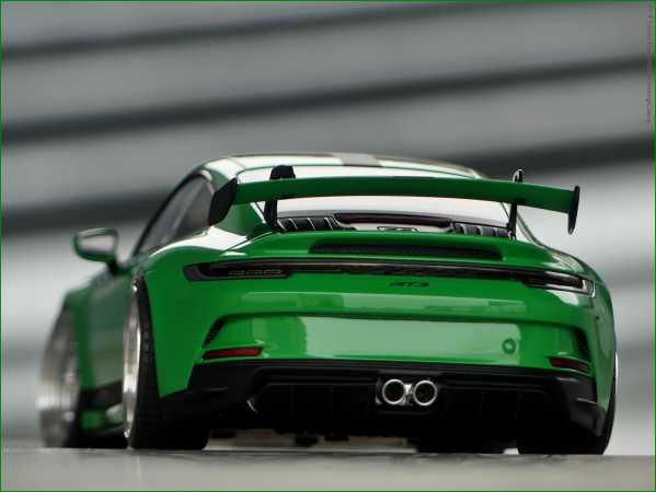 1:18 Porsche 911 992 GT3 2021 Viper Green ONE 300ST Edition